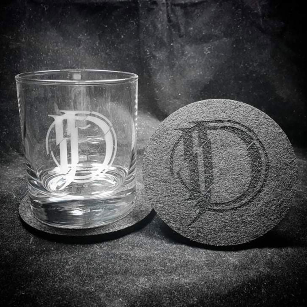 JOHNNY DEATHSHADOW 'Icon' Whiskey Tumbler mit Filz-Untersetzer